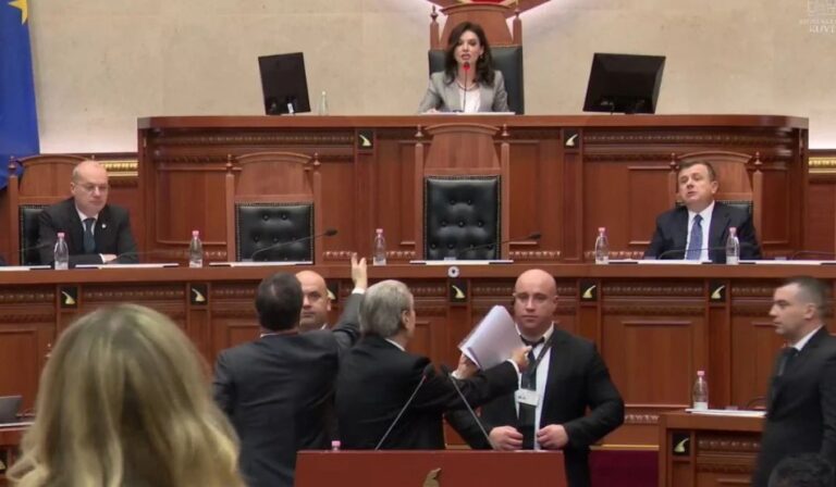 Berisha bllokon foltoren e Kuvendit, ndërhyn Garda. Spiropali ndërpret seancën