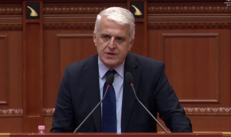Ironia e Pandeli Majkos me opozitën: Nuk ju sjell fat të mirë godina ku jeni. SHQUP-i përdorej për vaki