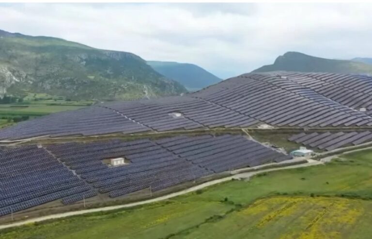 Rama ndan pamjet nga parku foto voltaik në Devoll: Burim i ri energjie që i shtohet prodhimit vendas