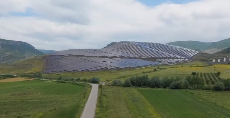 Zëvendëskryeministrja Balluku ndan pamjet: Parku fotovoltaik i Devollit, burim i ri energjie