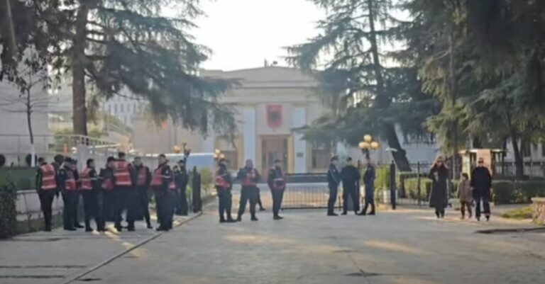 Protesta e PD, “blindohet” Parlamenti