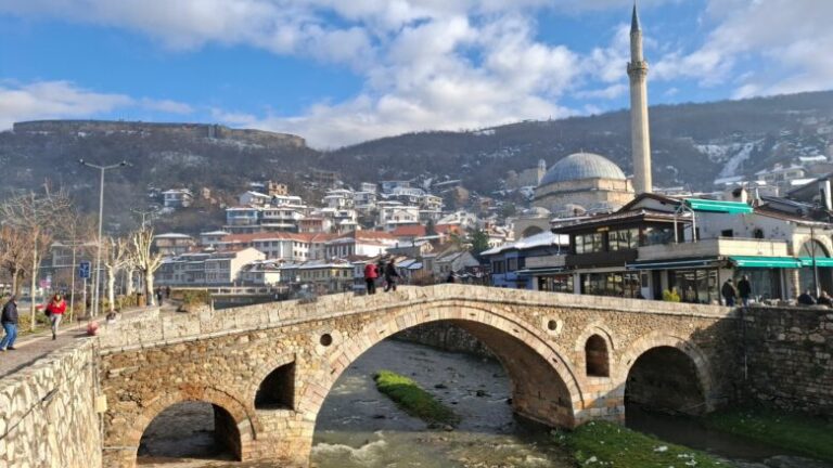 Turistë nga Shqipëria e Spanja në Prizren, qyteti me histori dhe bukuri natyrore