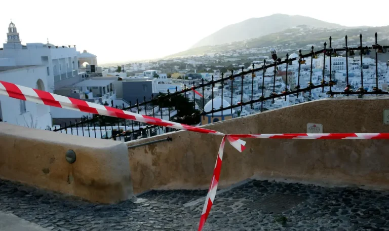 Santorini magjik vazhdon të lëkundet mbi vërshimin e magmës së lëngët të vullkanit