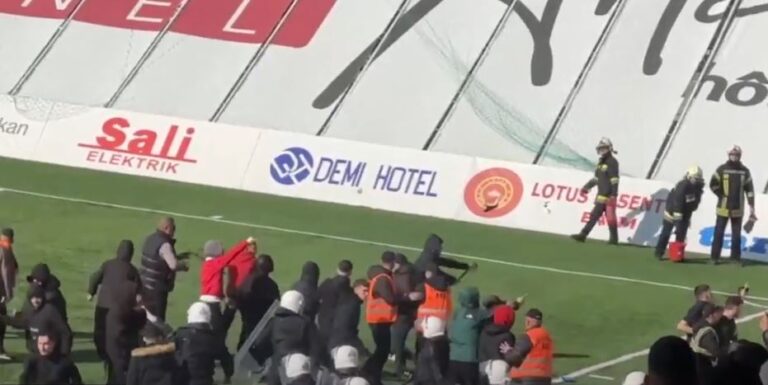 Dalin pamjet, tifozët futen në fushë dhe përleshen para derbit. Policë të dëmtuar rëndë dërgohen në spital (VIDEO)