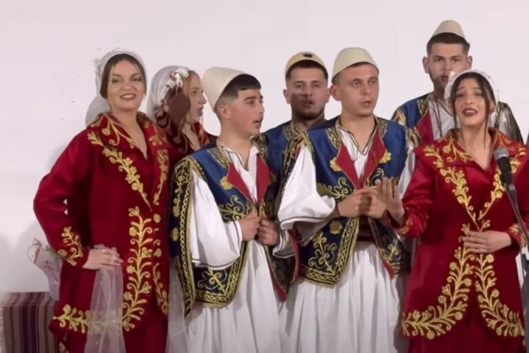 “Sofra Çame”,me kostume karakteristike, këngët dhe vallet e traditës, në Sarandë