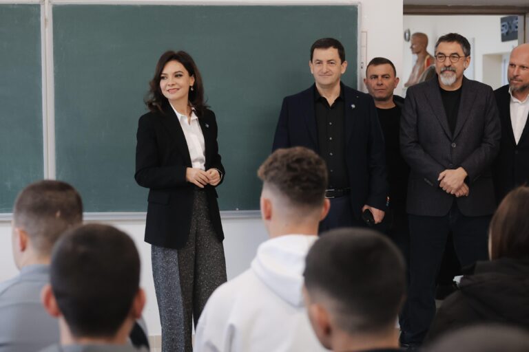 Kryeparlamentarja Spiropali viziton gjimnazin “Spiro Gjiknuri” në Himarë