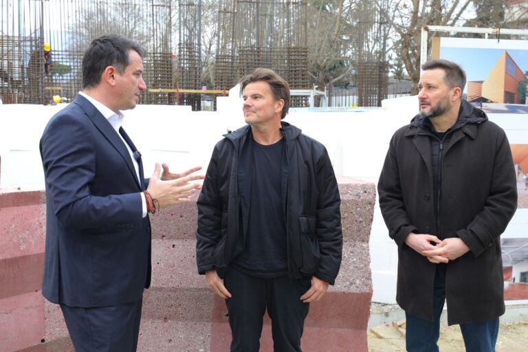 Veliaj dhe arkitekti Bjarke Ingles inspektojnë punimet për Teatrin e Ri: Nis puna për ndërtimin e godinës në sipërfaqe