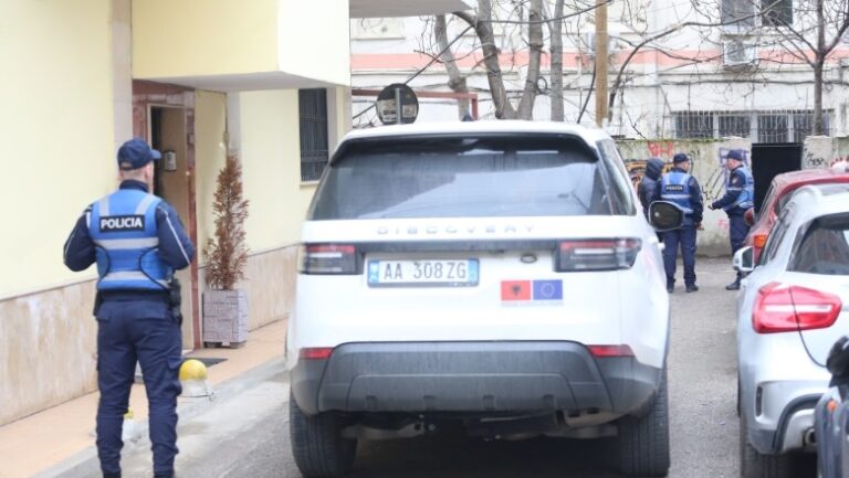 30-vjeçarja gjendet e vr*rë me thikë brenda hotelit