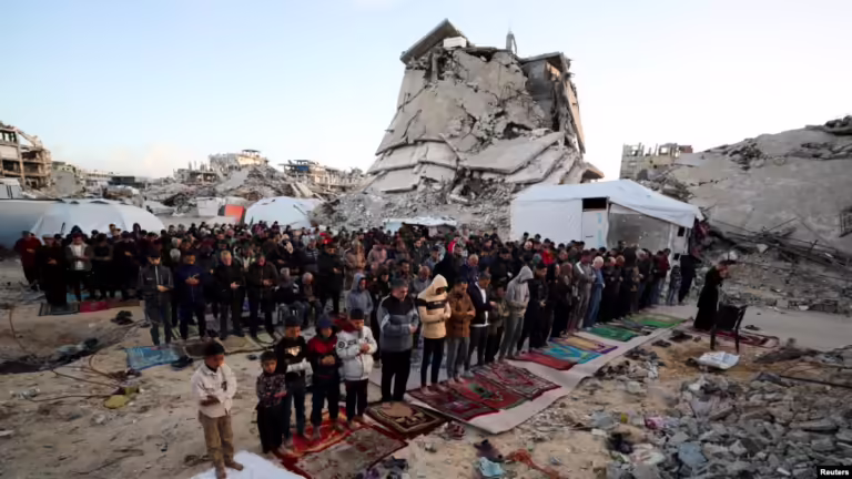 Palestinezët në Gazë e shënojnë Bajramin me mungesë ushqimi dhe me një luftë të pambarim
