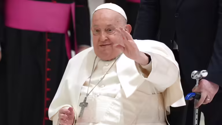 Papa Françesku lë sot spitalin Gemelli, për t’u kther në Shtëpinë e Shën Martës, për dy muaj pushim të këshillueshëm