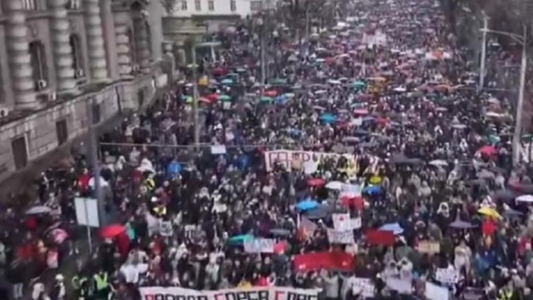 Protesta në Serbi, bllokim rrugësh dhe grevë masive