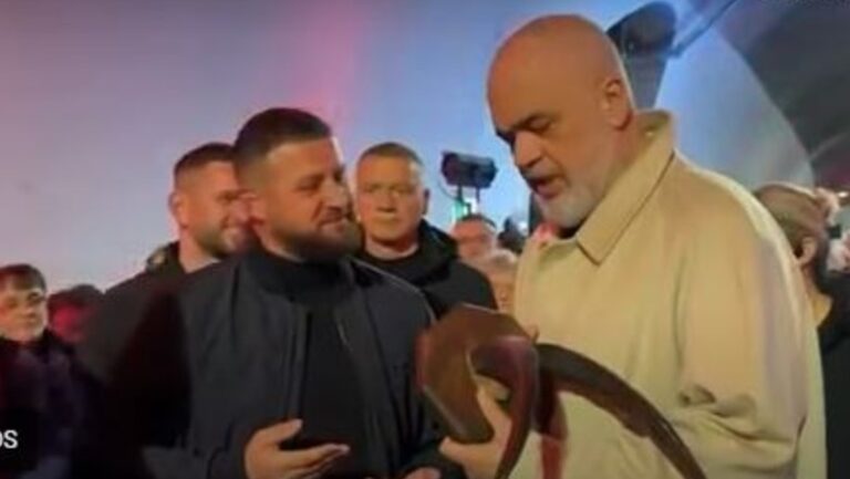 Dy dhuratat simbolike që mori Rama në Dibër