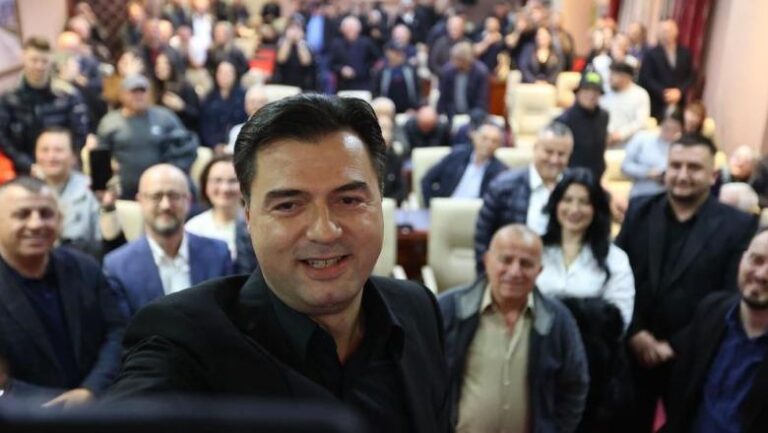 Basha ironizon Ramën dhe prezanton kandidatët në Durrës: Janë të pakorruptuar, SPAK po bën performancë