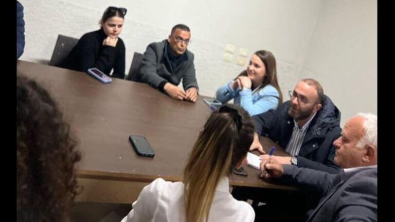 Bardhi në Patos: Banorët në Zharrëz do të kompensohen për frymë për ndotjen e ajrit