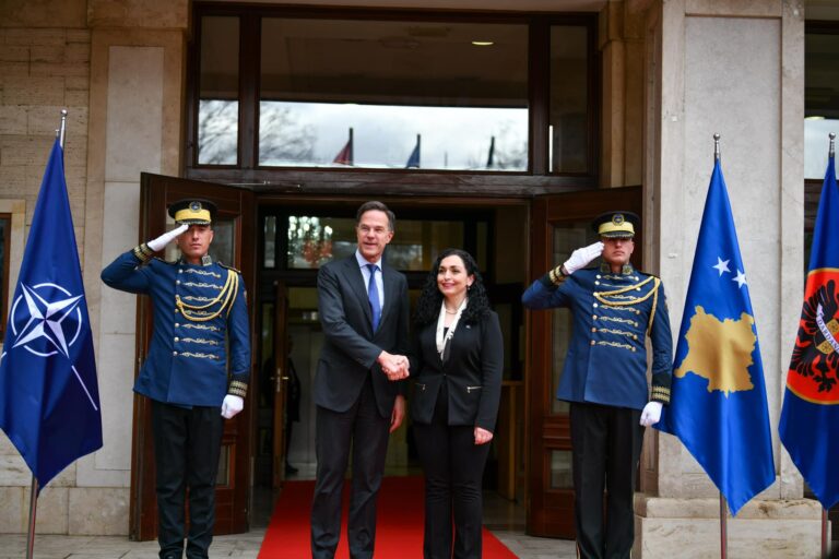 Rutte në Kosovë: Dekadat e paqes së arritur me vështirësi nuk duhet të rrezikohen