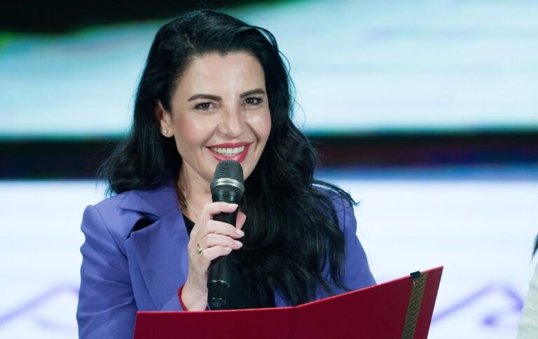Belinda Balluku te festa e mësuesit në Fier