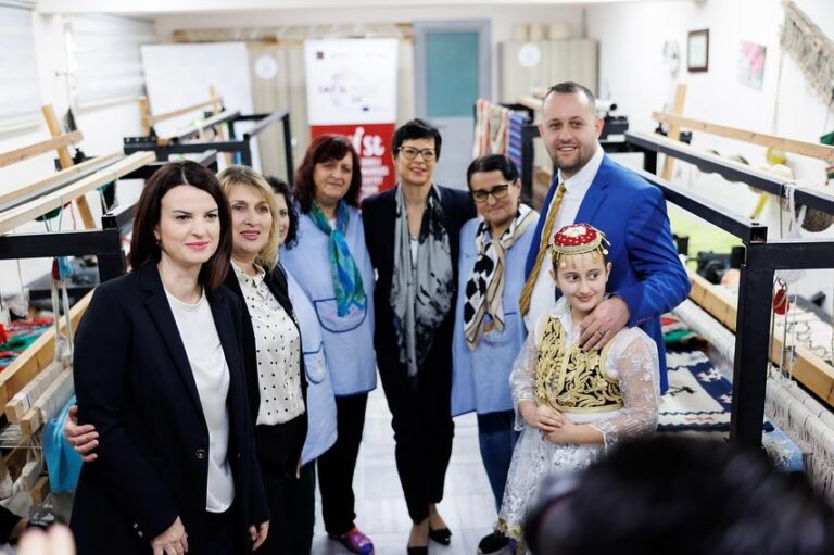 Komisionerja e BE-së dhe ministrja Koçiu në Elbasan: Mbështetja për gratë, prioritet i përbashkët