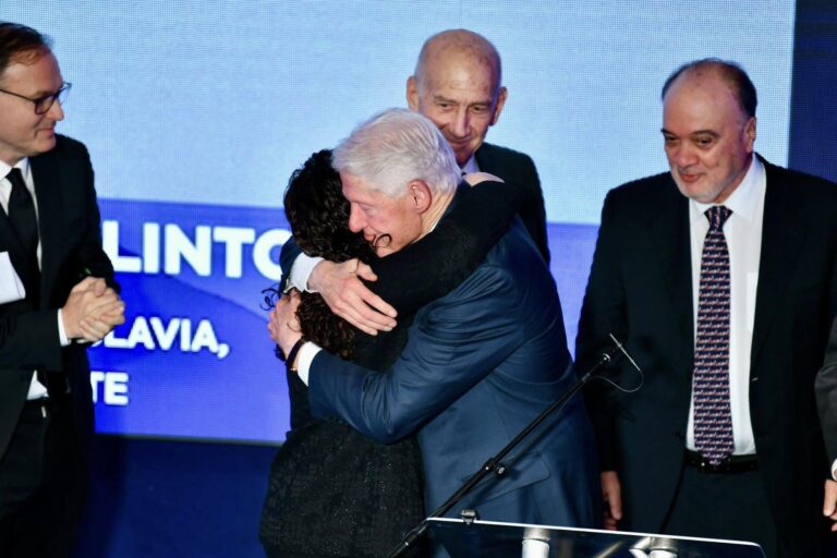 Vjosa Osmani jep përqafimin e mirënjohjes historike të shqiptarëve ndaj Amerikës