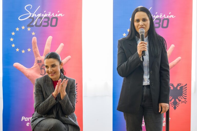 Belinda Balluku prezanton Maldrita Bardho në Lushnjë