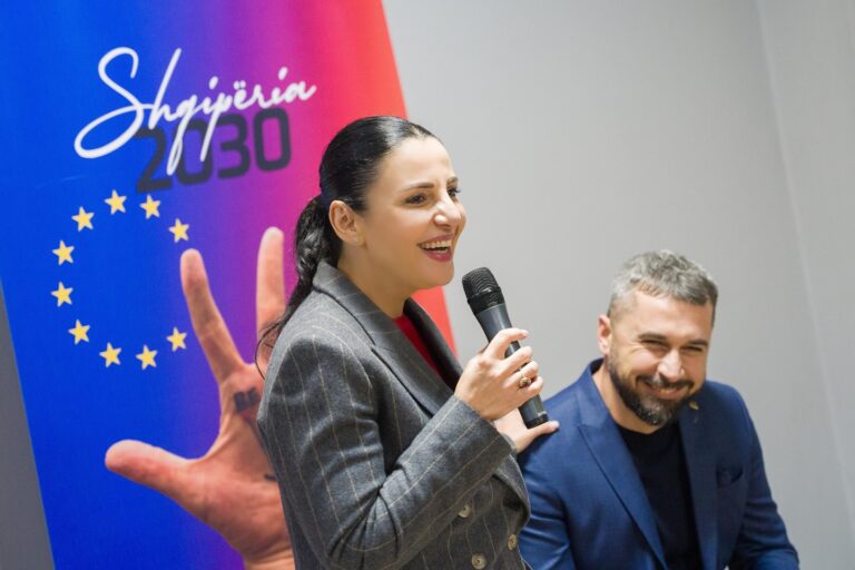 Belinda Balluku takime intensive në Lushnjë
