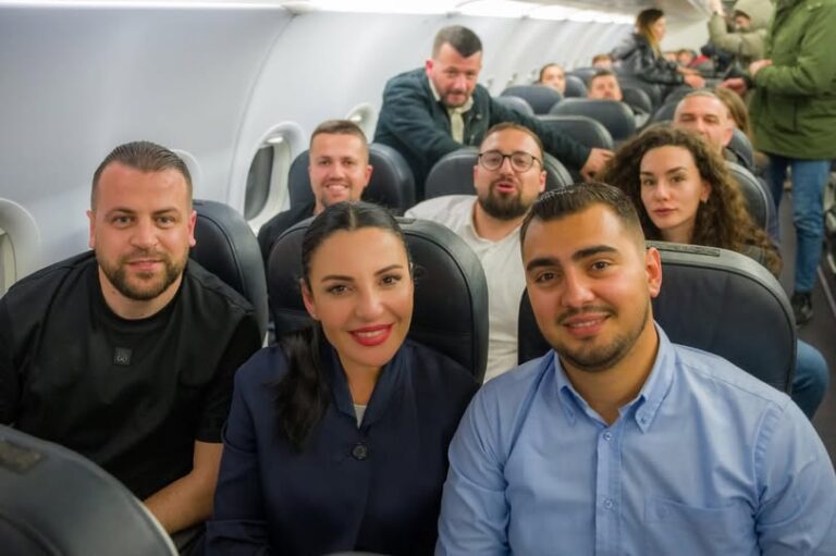 Belinda Balluku në avion, Rinas, poston për ekipin e saj: Jeni ❤️!