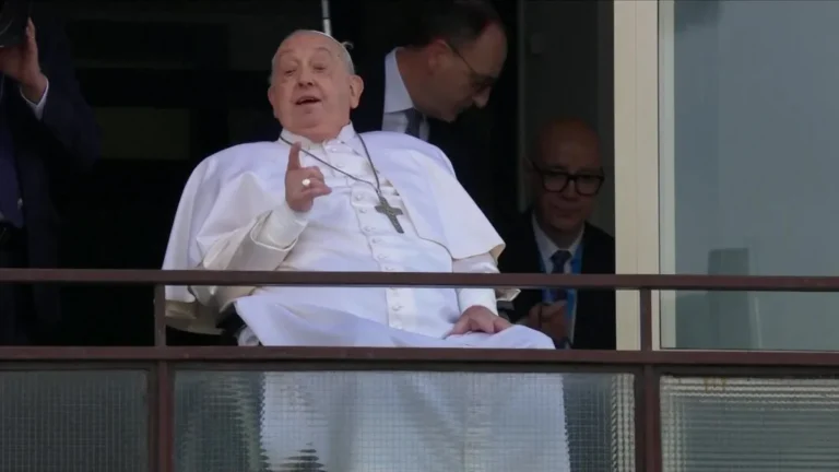 BBC: Papa Françesku shfaqet për herë të parë në publik që nga 14 shkurti që u shtrua në spital