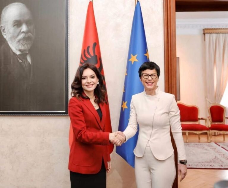 Komisionerja e BE për takimin me Spiropalin: Parlamenti, rol kyç në anëtarësimin e Shqipërisë