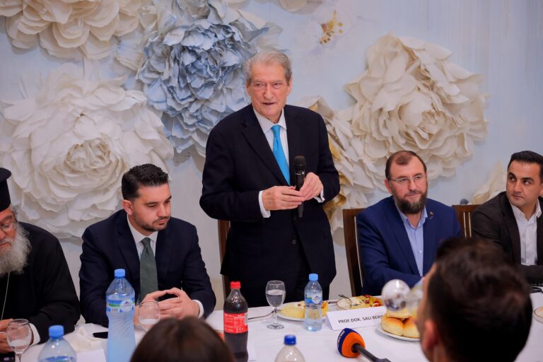 Berisha uron Natën e Kadrit mes besimtarëve në Kavajë: 26 marsi, simbol i qëndresës për liri