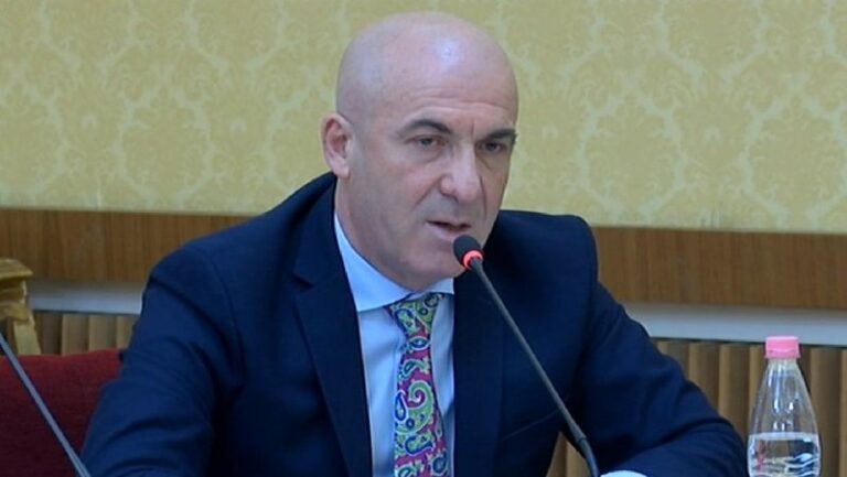 Ish-deputeti i PD i bashkohet Ramës. Gabimi që Berisha bën duke futur “senatorët” te lista e mbyllur, do t’i kushtojë…