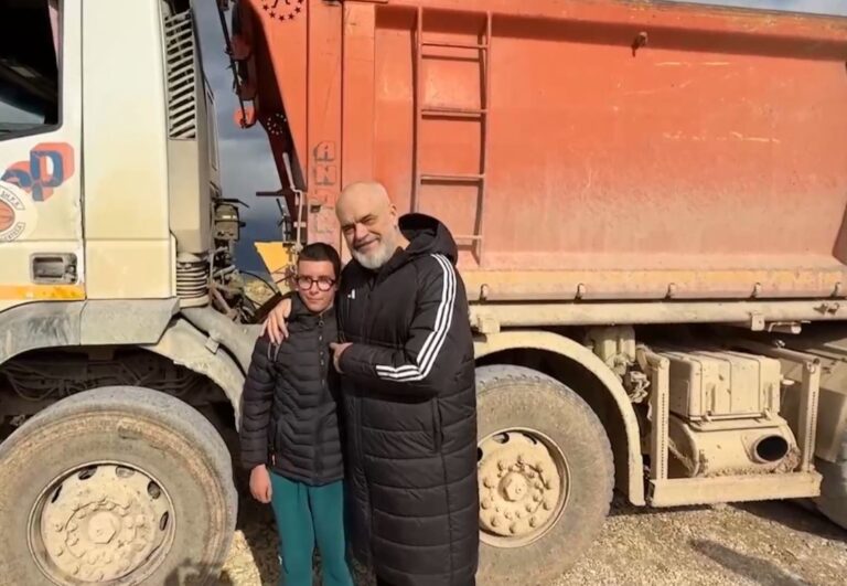 Rama kritika nxënësit, por i kërkon në fund një foto: Betohu para fshatit…