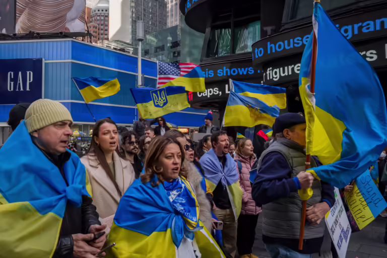 Protestat pro-ukrainase shpërthyen në të gjithë SHBA-në pasi Trump dhe Vance u përplasën me Zelensky-n