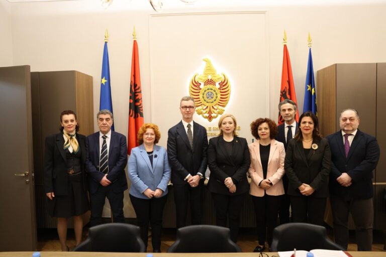 Ambasadori i BE, takim me trupën e Gjykatës Kushtetuese