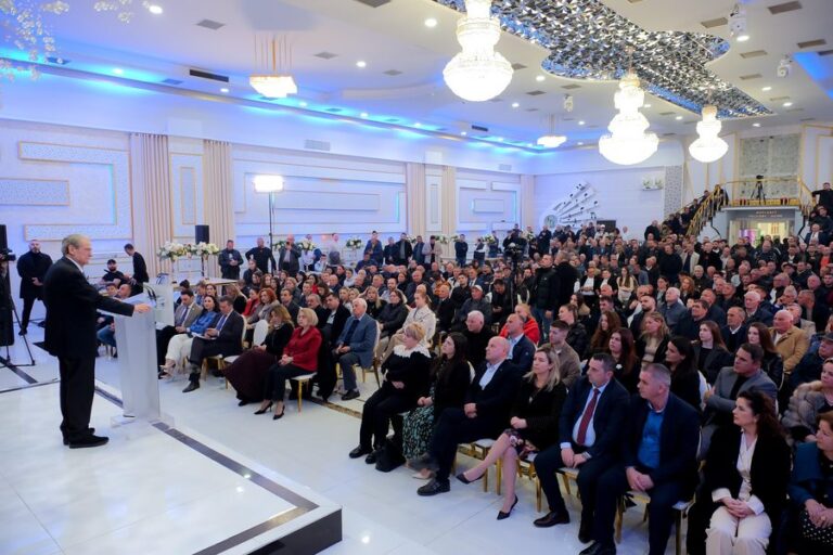 Berisha me mësuesit: Nën qeverisjen e Ramës, arsimi është viktima më tragjike e diktaturës së dytë