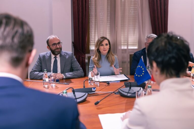 Zyrtarët e PD takojnë komisioneren e BE-së Kos: Mazhoranca po përdor drejtësinë për të na sulmuar