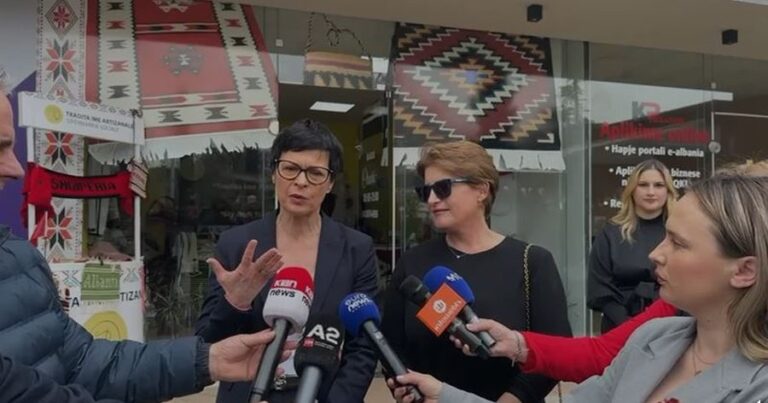 Eurokomisionerja në Elbasan për Ditën e Verës: Projektet e financuara nga BE do të vijojnë
