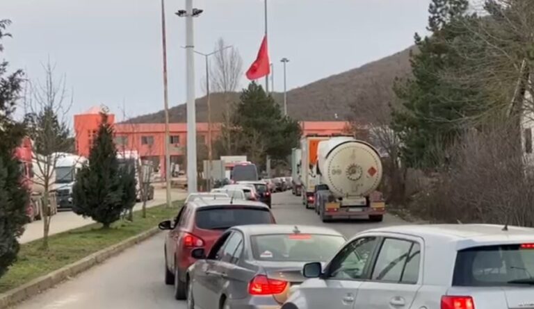 Dita e Verës në Shqipëri, radhë të gjata në doganën e Qafë Thanës