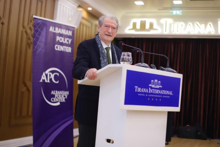 Berisha flet me shallin e Rugovës në qafë: Zgjodhi rrugën paqësore për të mundur një regjim
