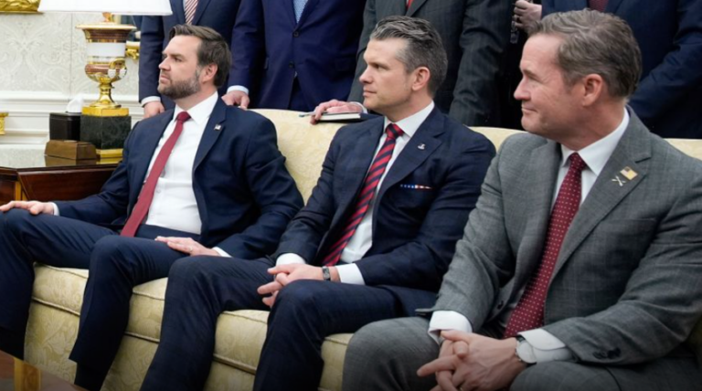 Këshilltari i Trump për sigurinë zbulon planet ushtarake