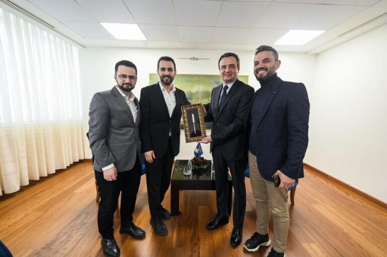 Kurti pret në takim liderët e Nismës ”Shqipëria Bëhet”