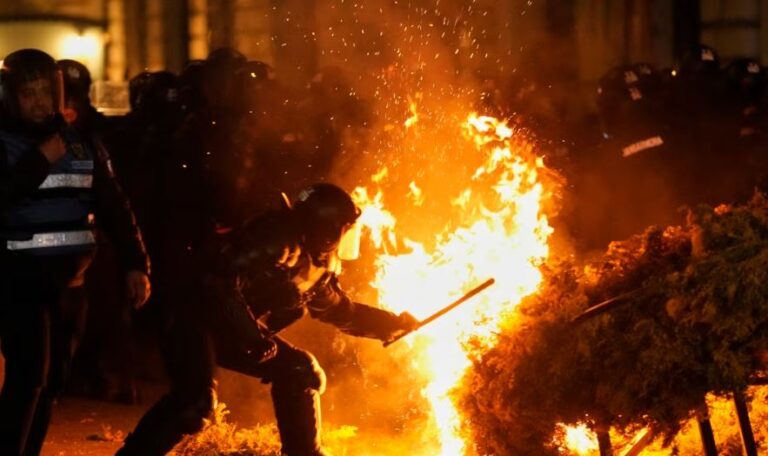 Digjet Rumania nga protestat! Nuk lejojnë të kandidojë për president kandidatin e djathtë. Reagon Musk: Çmenduri!