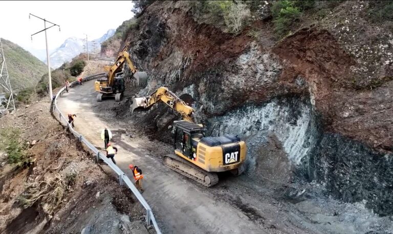Benet Beci bën prezent ecurinë e punës në kantierin e rrugës së Komanit, këtij investimi jetik për banorët e zonës