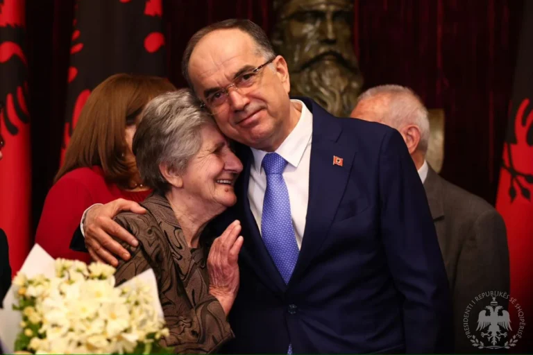 Presidenti Begaj uron 8 Marsin: Bekuar qofshin gratë shqiptare, forca e vërtetë e jetës tonë!