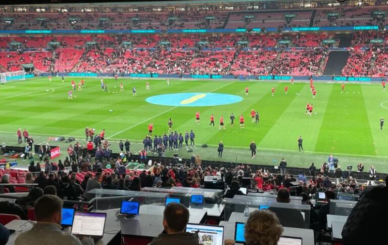 Wembley kuqezi! Tifozët shqiptarë “pushtojnë” mitikun anglez, ndiqni atmosferën brenda stadiumit