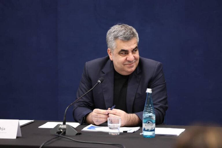 Dy të rinj në podcast me ministrin Gonxhja: Angazhimi në politikë, rrugëtim për zhvillimin e vendit