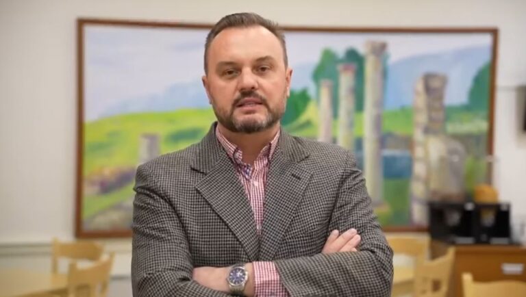 Me Pirron, të kthyerin nga Greqia, që sot dëshmon se si pagat në turizëm janë njësoj si në rajon