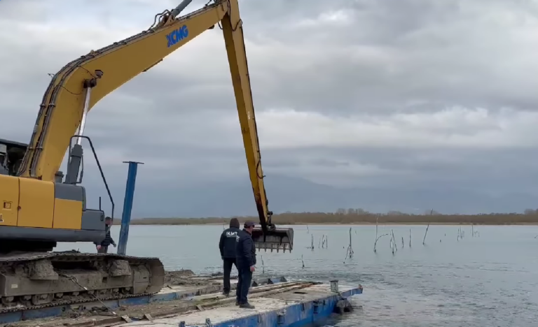 VIDEO/ Aksioni për lirimin e hapësirave në liqenin e Shkodrës