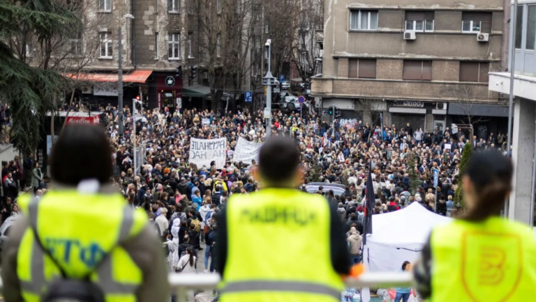 Studentët bllokojnë televizionet dhe radiot publike