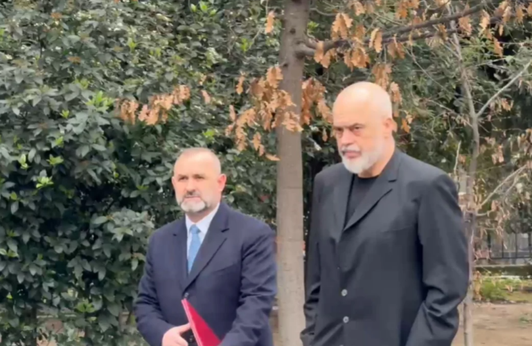 Nis mbledhja e PS, Rama mbërrin në seli krah Ulsi Manjës. Takim me drejtuesit politikë