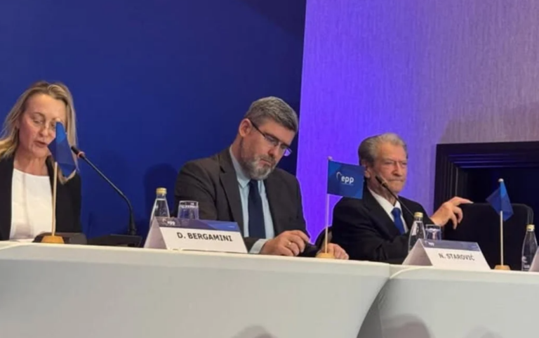 Berisha në PPE: Për vota, Rama po dërgon zarfe me 100 euro për 800 mijë pensionistë