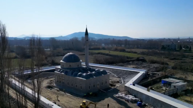 VIDEO/ Gonxhja: Xhamia historike e Plumbit hapet për besimtarët në maj